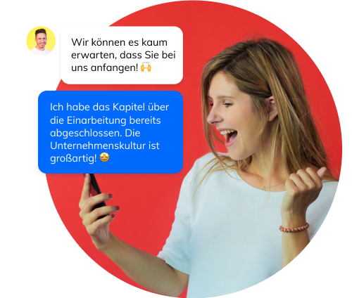 Eine Frau erhält Textnachrichten von ihren Kollegen, die sie im Team willkommen heißen. Sie antwortet, dass die onboardingapp großartig ist.