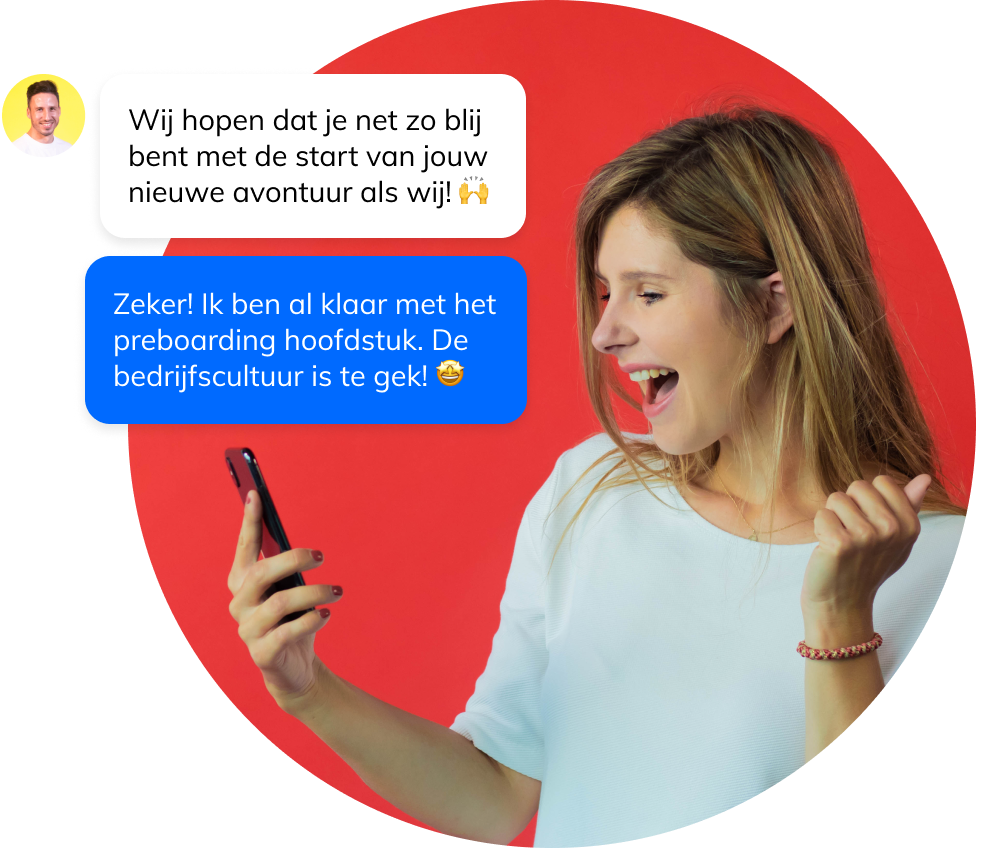 Een vrouw ontvangt sms'jes van haar collega's waarin ze haar welkom heet in het team. Ze antwoordt dat de onboardingapp geweldig is.