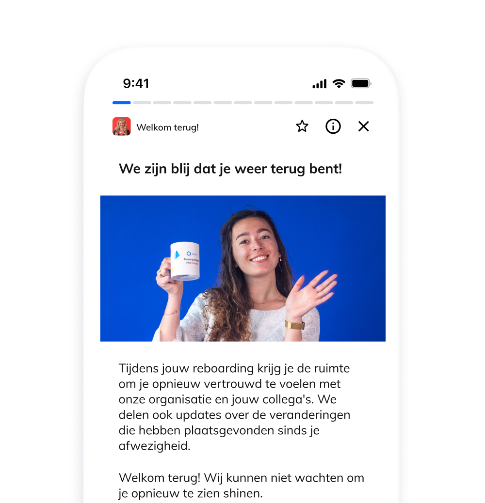 Een mockup van een telefoon waarin een manager zijn nieuwe medewerker welkom heet op het werk